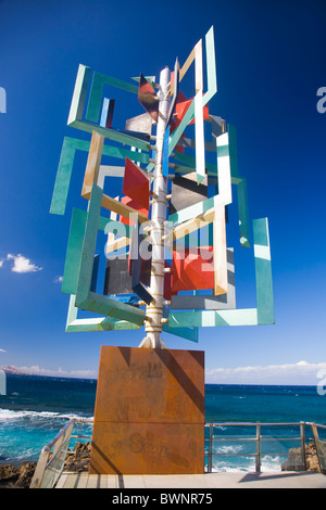 Wind Mobile sculpture de l'artiste local noté sur le Cesar Manrique en bord de Las Canteras à Las Palmas. À La Puntilla. Banque D'Images