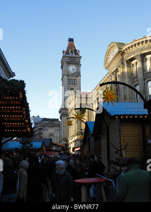 Marché de Noël de Birmingham, en regardant de Victoria Square vers Chamberlain Square, avec le musée et la galerie d'art de Birmingham derrière sur la droite. Banque D'Images