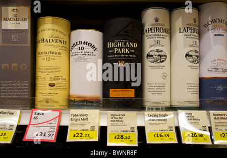 Des bouteilles de whisky de malt dans un supermarché au Royaume-Uni Banque D'Images