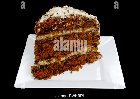 Tranche de gâteau de carotte isolé sur fond noir. Banque D'Images