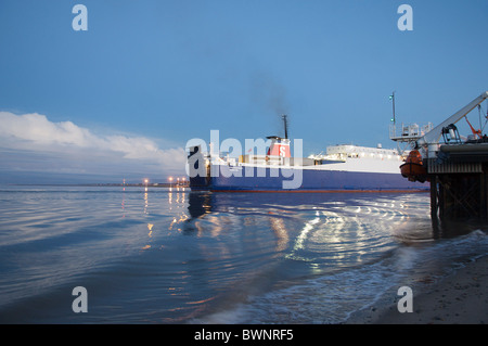 Ferry RoRo entre dans le port de Fleetwood, Lancashire, Royaume-Uni Banque D'Images