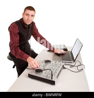 Un disc-jockey regardant la caméra isolé sur blanc. Banque D'Images