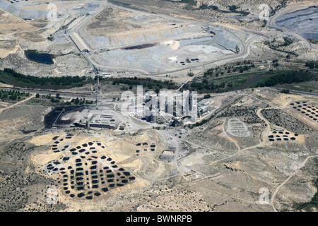 L'image aérienne de l'usine de ciment du Colorado avec des piles de pneus à incinérer des déchets Banque D'Images