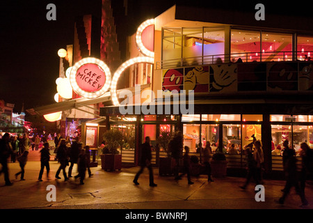 Disneyland Paris café; café Mickey la nuit, le Disney Village, Disneyland Paris France Banque D'Images