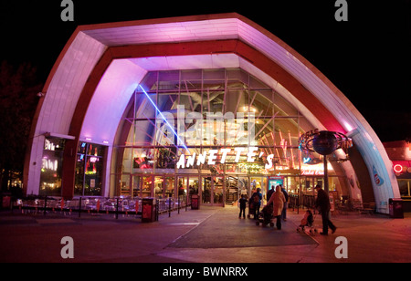 Annettes diner, les gens qui entrent dans un restaurant américain des années 1950 dans le Disney Village, Disneyland Paris, France Banque D'Images