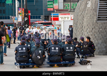 La police anti-émeute dans la salle d'attente du prêt dans Myeong-dong, Séoul, Corée du Sud. JMH3848 Banque D'Images