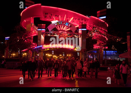 Le Village, Disneyland, Paris, de nuit, France Banque D'Images