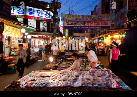 Les exposants et les acheteurs dans le marché de Namdaemun à Séoul en Corée du Sud au crépuscule. JMH3860 Banque D'Images