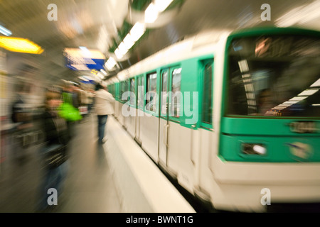 Paris Métro train En arrivant à la gare Montparnasse, avec le flou, Paris France Europe Banque D'Images