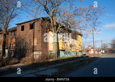 Les bâtiments commerciaux vacants brûlé côté est de Detroit Michigan USA Banque D'Images