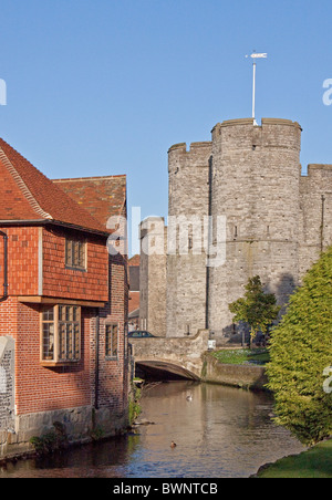 La rivière Stour circulant dans le Westgate Gardens à Canterbury Banque D'Images