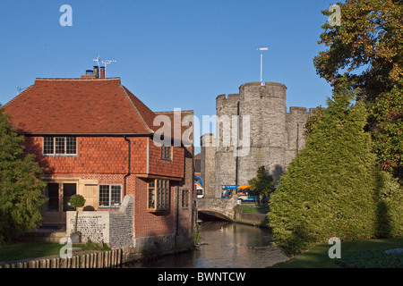 La rivière Stour circulant dans le Westgate Gardens à Canterbury Banque D'Images