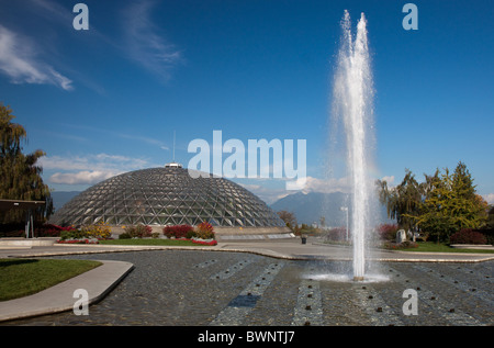 Une fontaine et Bloedel Conservatory en haut de Queen Elizabeth Park à Vancouver, Colombie-Britannique, Canada Banque D'Images