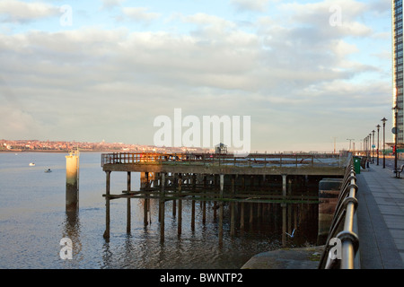 Cabane abandonnée sur jetée sur la Mersey avec New Brighton dans l'arrière-plan Banque D'Images