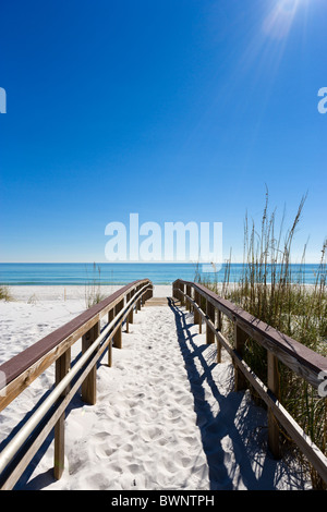 Plage juste à l'extérieur du Gulf Islands National Seashore, Pensacola Beach, Santa Rosa Island, la Côte du Golfe, Florida, USA Banque D'Images