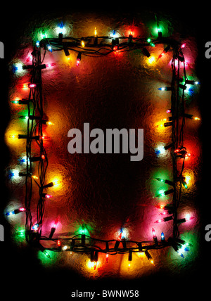 Cadre fait avec arbre de Noël lumières colorées sur fond noir Banque D'Images