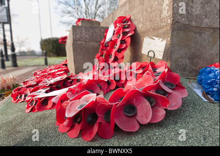 Gros plans de la croix de bois se souvenir du héros de la démocratie commémorant la fin de la Première Guerre mondiale, le Jour du Souvenir en Angleterre Banque D'Images