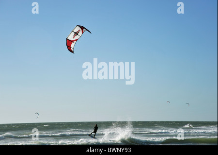 Kite boarding Blouberg beach Cape Town Afrique du Sud Banque D'Images
