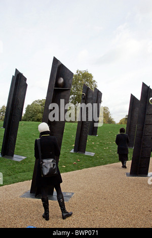 Personnes voir le dévouement de la New Zealand Memorial en bronze à la mémoire des morts, à Hyde Park Corner Banque D'Images