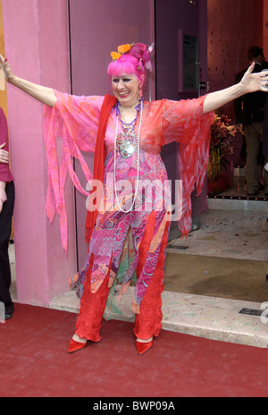 Designer de mode Zandra Rhodes assiste à l'ouverture du Musée de la mode et du textile. Banque D'Images