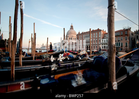 Servizio gondole à canal grande avec Santa Maria della Salute, Venise Italie 2010 Banque D'Images