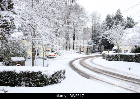 Rarement vu des couvertures de neige la nuit le village de Cossington sur le Hiulls Polden à Somerset, England, UK Banque D'Images