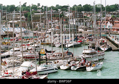 YACHTS AMARRÉS À COWES (ÎLE DE WIGHT) AU COURS DE LA RÉGATE ANNUELLE FESTIVAL COWES Banque D'Images