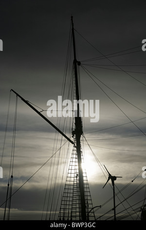 Éolienne moderne et le mât du navire de recherche Royal 'Découverte' . Tayside Dundee, en Écosse. Banque D'Images