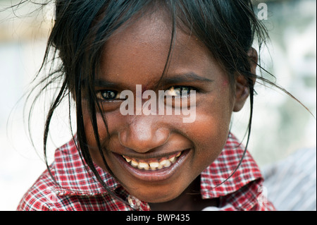 Heureux jeunes pauvres caste inférieure Indian street girl smiling. L'Andhra Pradesh, Inde Banque D'Images