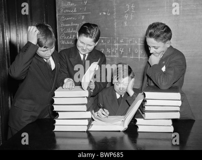 Vintage photo vers 1936 d'un groupe de collégiens qui étudient les livres dans une salle de classe à Washington DC. Banque D'Images