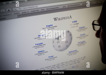 Homme regardant le navigateur Internet regardant le site Wikipédia Banque D'Images