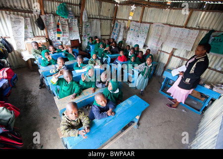 Les enfants des bidonvilles de Mathare, Maji Mazuri centre et école, Nairobi, Kenya Banque D'Images