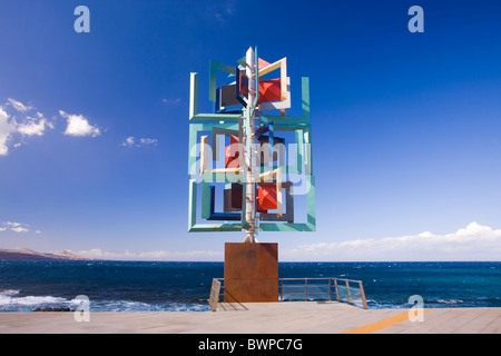 Wind Mobile sculpture de l'artiste local noté sur le Cesar Manrique en bord de Las Canteras à Las Palmas. À La Puntilla. Banque D'Images