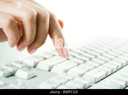 Image des femmes l'index avant d'appuyer sur Entrée . Banque D'Images