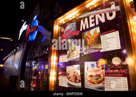 L'extérieur de la planète Hollywood restaurant, avec son menu affichage, Disney Village, Disneyland Paris, France Banque D'Images