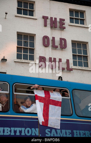 Les membres de l'English Defense League (EDL afficher un drapeau croix st george du pont supérieur d'un bus en face de l'Old Bull Banque D'Images