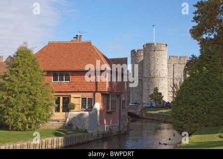 La rivière Stour circulant dans le Westgate Gardens à Canterbury Banque D'Images