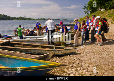 Lac BAYANO, PANAMA - Touristes board bateaux, Village d'Akua Yala, dans la Comarca Kuna de Madungandi territoire autochtone. Banque D'Images