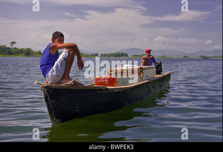 Lac BAYANO, PANAMA - Kuna les hommes sur le bateau, le lac réservoir à l'homme, dans la Comarca Kuna Bayano de Madungandi territoire autochtone. Banque D'Images