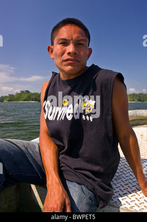 Lac BAYANO, PANAMA - un homme indigène kuna, dans la Comarca Kuna de Madungandi territoire autochtone. Banque D'Images