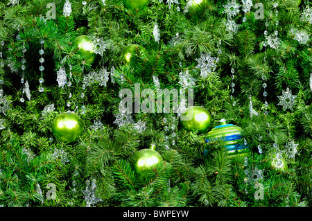 Arbre de Noël décoré résumé fond vert Banque D'Images