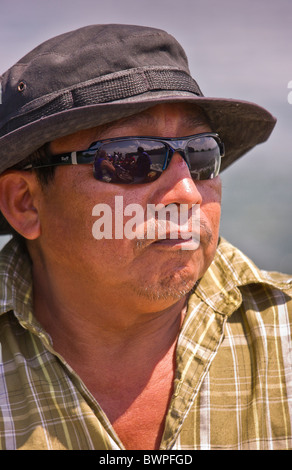 Lac BAYANO, PANAMA - un homme indigène kuna, dans la Comarca Kuna de Madungandi territoire autochtone. Banque D'Images