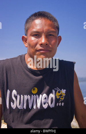 Lac BAYANO, PANAMA - un homme indigène kuna, dans la Comarca Kuna de Madungandi territoire autochtone. Banque D'Images