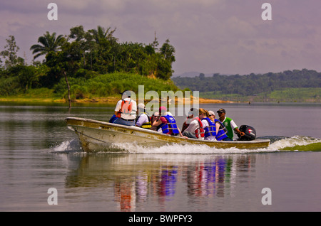 Lac BAYANO, PANAMA - Les écotouristes en bateau sur le lac Bayano, Comarca Kuna de Madungandi territoire autochtone. Banque D'Images