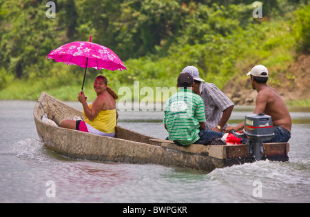 Lac BAYANO, PANAMA - Les personnes en canoë, Comarca Kuna de Madungandi territoire autochtone. Banque D'Images