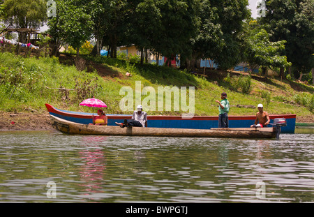 Lac BAYANO, PANAMA - personnes en canoë, Comarca Kuna de Madungandi territoire autochtone. Banque D'Images