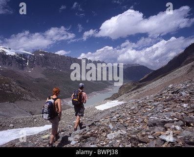 Suisse Europe Lac des Dix Grande Dixence Val d'Heremence canton du Valais Couple Hiking Randonneur randonneurs Rocks Banque D'Images