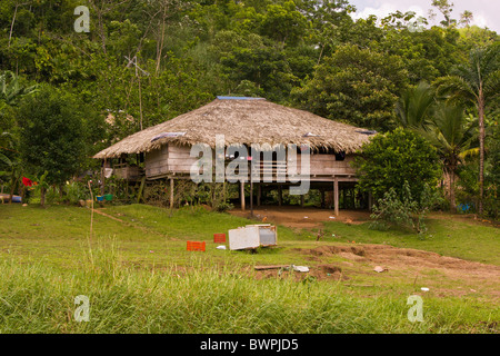 Lac BAYANO, PANAMA - Maison à Comarca Kuna de Madungandi territoire autochtone. Banque D'Images