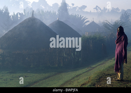 L'Ethiopie Awasa highlands village Afrique Afrique de l'Est de l'Ogaden, Kral tourisme voyage maisons cabanes homme brouillard dômes Banque D'Images