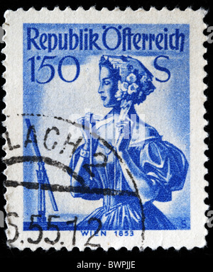 Autriche - circa 1853 : timbre imprimé en Autriche montre Femme au chapeau se voit dans le miroir, vers 1853 Banque D'Images